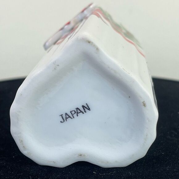 Vintage heart shaped Christmas vase || JAPAN | flying Santa on a candy cane vase - Picture 11 of 11